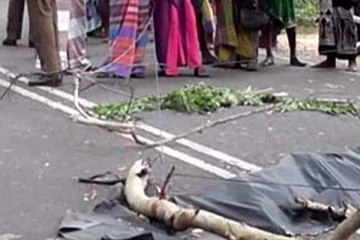 මහ මග අභිරහස් ලෙස මියගිය 25 හැවිරිදි තරුණයා..(VIDEO)