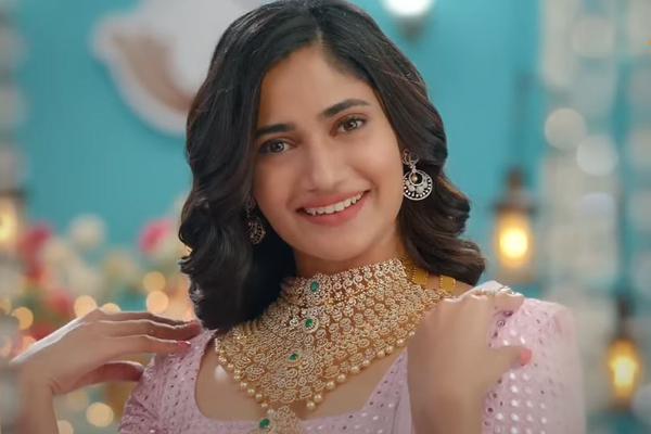 படவாய்ப்பு இல்லை... இலங்கை பெண் லொஸ்லியா இப்போ என்ன செய்கின்றார் தெரியுமா? | Sri Lanka Losliya Viral Photos