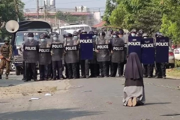 போராட்டக்காரர்களை தாக்கவேண்டாம்... மியான்மரில் பொலிசார் முன் மண்டியிட்ட கன்னியாஸ்திரீ: ஒரு நெகிழ்ச்சி சம்பவம்