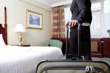 ஹோட்டலில் பெண்ணுடன் சிக்கிய இருவர்