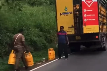 வீதியில் வாகனத்தை நிறுத்தி எரிவாயு பெறும் பொலிஸ் அதிகாரி