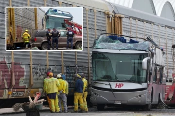 மெக்சிகோவில் ரயில் மீது மோதி இரண்டாக பிளந்த பேருந்து: 10 பேர் உயிரிழப்பு: 41 பேர் படுகாயம்!