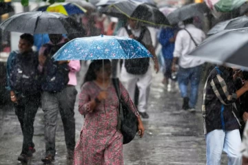 සුළු මොහොතකට පෙර අද දිවයිනටම වලංගු වන පරිදී නිවේදනයක් - මේ අයට 2න් පසු ගිගුරුම් සහිත වැසි