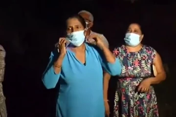 "හූ.. ඩිෆෙන්ඩර් නෝනා.. වරෙන් එළියට.. " හිරුණිකාගේ නිවස ඉදිරිපිට විරෝධතාවක්.. (VIDEO)