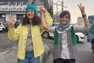 நாட்டு மக்களை வீதியில் இறங்கி போராடத் தூண்டிய இரு பெண் பத்திரிகையாளர்கள்: சிறையில் இருந்து விடுவிப்பு