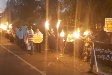 வவுனியாவில் தீப்பந்த போராட்டம்