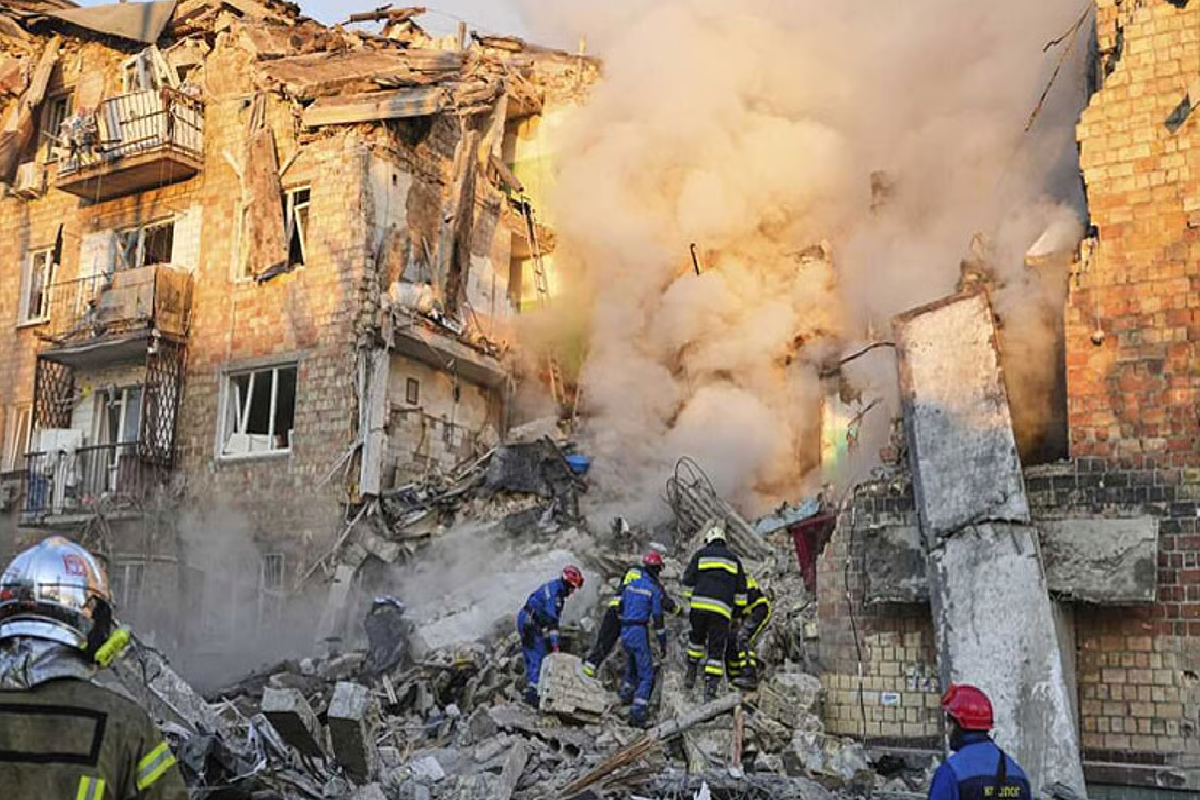 430 ட்ரோன்கள், 68 ஏவுகணைகள் ; ரஷ்யாவின் கடுமையான தாக்குதலால் 4 பேர் பலி | 430 Drones 68 Missiles 4 Killed In Russia Attack 430 ட்ரோன்கள், 68 ஏவுகணைகள் ; ரஷ்யாவின் கடுமையான தாக்குதலால் 4 பேர் பலி | 430 Drones 68 Missiles 4 Killed In Russia Attack