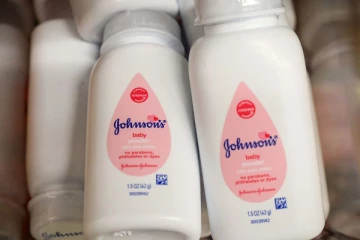 பேபி பவுடர் பயன்படுத்தியவருக்கு புற்றுநோய்; 18.8 மில்லியன் டொலர் இழப்பீடு செலுத்த உத்தரவு