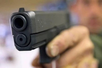 ஹாலிவுட் நடிகர் அலெக் பால்ட்வின் துப்பாக்கியால் சுட்டதில் ஒருவர் உயிரிழப்பு