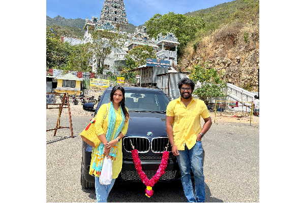 சொகுசு கார் வாங்கிய சீரியல் நடிகை சரண்யா! விலை இத்தனை கோடியா? | Serial Actress Sharanya Turadi Buys New Bmw Car