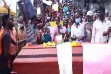 அரசாங்கத்திற்கு எதிராக சவப்பெட்டியுடன் வீதிக்கு இறங்கிய மக்கள் (VIDEO)