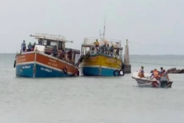 நெடுந்தீவில் 38 பேருடன் விபத்தில் சிக்கிய இழுவை படகு (காணொளி)