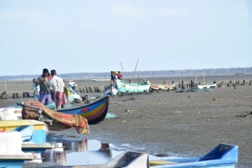 கடற்றொழிலில் சவால்களை எதிர்கொள்ளும் பள்ளிமுனை மீனவர்கள்