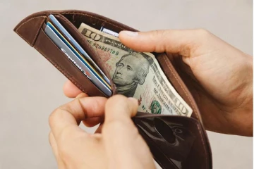 உங்க பர்ஸில் இந்த ஒரு பொருளை மட்டும் வைங்க!! பணம் பலமடங்கு பெருகுமாம்! அட இது தெரியாம போச்சே?