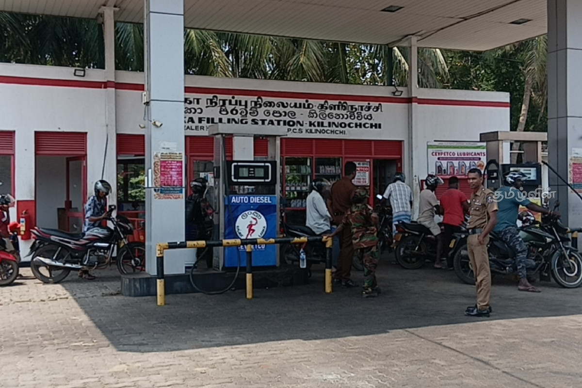 நாடளாவிய ரீதியில் எரிபொருள் தட்டுபாடு- நீண்ட வரிசையில் காத்திருக்கும் மக்கள் | Islandwide Fuel Shortage