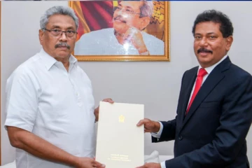 ஜனாதிபதியின் செயலாளராக காமினி செனரத் பதவியேற்பு! பிரதமரின் செயலாளர் பதவியிலும் மாற்றம்