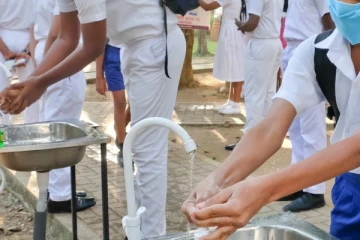 පාසලක සිසුන් පිරිසක් හදිසියේම රෝහල් ගත කෙරේ