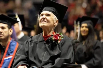 சாதிக்க வயசு தேவையில்லை! 90 வயதில் இளங்கலை பட்டம் பெற்ற மூதாட்டி