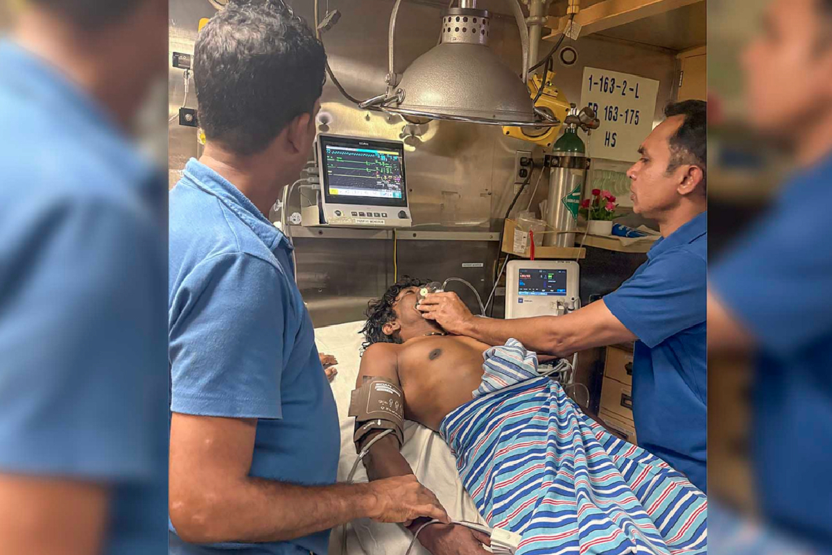 பொத்துவில் கடலில் சிக்கி தத்தளித்த கடற்றொழிலாளர் பாதுகாப்பாக மீட்பு! | Fisherman Sea Pottuvil Rescued By The Navy பொத்துவில் கடலில் சிக்கி தத்தளித்த கடற்றொழிலாளர் பாதுகாப்பாக மீட்பு! | Fisherman Sea Pottuvil Rescued By The Navy