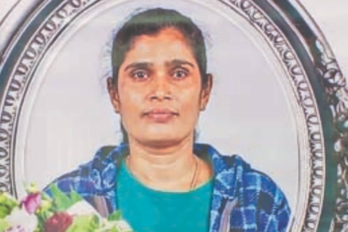 மகளை பாடசாலை பேருந்தில் ஏற்றிவிட்டு வீடு திரும்பிய தாய்க்கு நேர்ந்த கதி | Women Dies After Falling மகளை பாடசாலை பேருந்தில் ஏற்றிவிட்டு வீடு திரும்பிய தாய்க்கு நேர்ந்த கதி | Women Dies After Falling