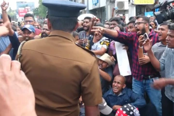 கொழும்பில் ஏற்பட்ட பதற்ற நிலை - பொலிஸார் மீது தாக்குதல்