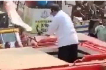 டார்ச் லைட்டால் கட்சிக்காரரரை அடித்தாரா? கோபத்தில் அரங்கேறிய அசம்பாவிதம்