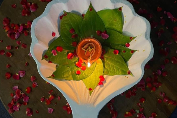 மகாலட்சுமியின் அருள் பெற வீடுகளில் இந்த 8 விஷயங்கள் கட்டாயம் இருக்க வேண்டுமாம் | 8 Things To Do To Attract Mahalakshmi Blesssings