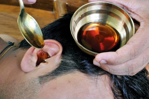 காதில் பட்ஸ் வைத்து சுத்தம் செய்பவரா நீங்கள்? இனி அந்த தவறை செய்திடாதீங்க | Ear Infection Symptoms In Tamil