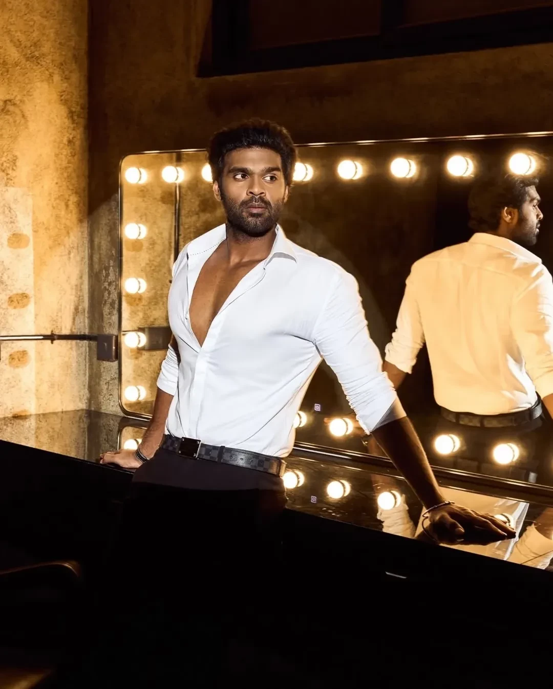 கேப்டன் விஜயகாந்தின் மகன் நடிகர் சண்முக பாண்டியனின் ஸ்டைலிஷ் போட்டோஷூட்.. 6 Gallery