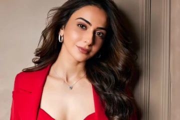 முகம்சுழிக்க வைக்கும் அளவுக்கு ஒரு உடையில் வந்த ராகுல் ப்ரீத்! - வீடியோ