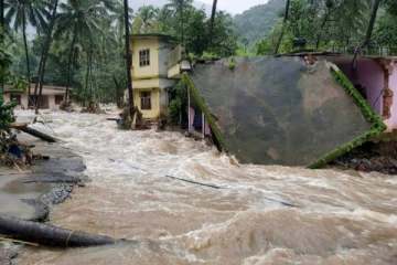 தொடரும் கனமழை நிலச்சரிவு... கேரளாவில் பலி எண்ணிக்கை 23 ஆக உயர்வு!