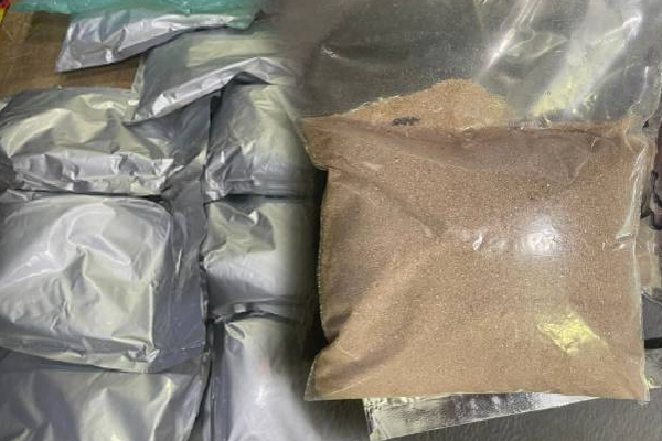 கட்டுநாயக்க விமான நிலையத்தில் மர்ம பொருளுடன் சிக்கிய 6 பேர்! | Katunayake Airport Narcotics Six Arrested