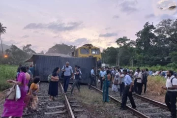 புகையிரதத்துடன் மோதி கொள்கலன் விபத்து!