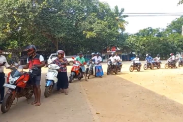 புத்தளத்தில் எரிபொருள் வரிசையில் காத்திருந்த மக்கள் (Photos)