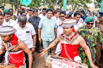 சஜித்தின் திட்டம் என்ன? பிரசாரக் கூட்டத்தில் மேடையேறிய 25 பேராசிரியர்கள்!