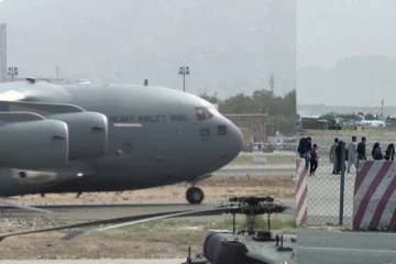 ஆப்கான் மக்களை மீட்கும் பணியில் துருக்கி ராணுவத்தினர்