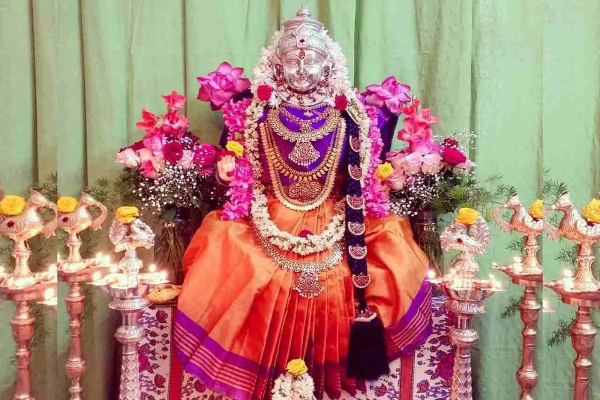 மகிழ்ச்சியான வாழ்க்கை அமைய வரலட்சுமி விரதம்; கிடைக்கும் நன்மைகள் | Benefits Of Varalakshmi Fasting