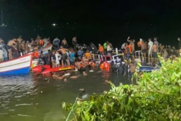 கேரளாவில் சுற்றுலா படகு கடலில் கவிழ்ந்து விபத்து: 21 பேர் பலி