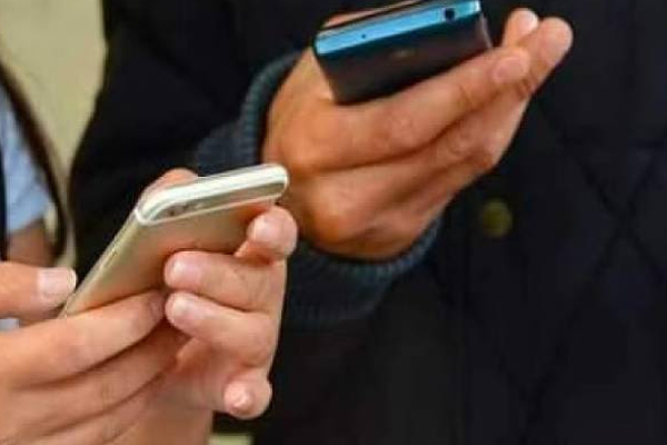 இனி மொபைல் போனுக்கு தடை: அயர்லாந்தில் பெற்றொர்கள் அதிரடி! | Lreland School Students Mobile Phone Ban Parents