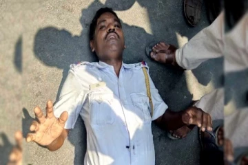 நடு ரோட்டில் படுத்து போராட்டத்தில் ஈடுபட்ட டிராபிக் எஸ்.ஐ! வேட்பு மனு தாக்கலின்போது பரபரப்பு