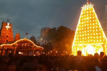 சப்பரத்தில் எழுந்தருளி வீதியுலா வந்தார் நல்லூர் கந்தன் (காணொளி)