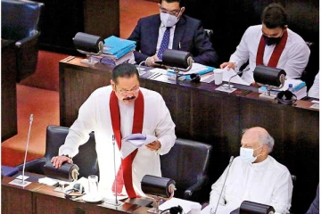 முன்னாள் பிரதமர் மகிந்த மற்றும் நாமல் ராஜபக்ச ஆகியோர் நாடாளுமன்றம் வருகை (Video)