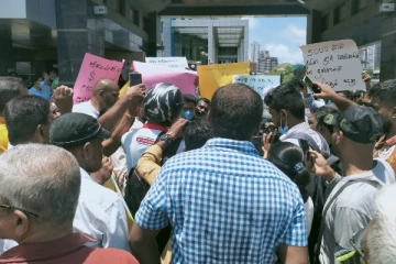 கொழும்பில் வீதியை மறித்து வியாபாரிகள் பாரிய ஆர்பாட்டம்(Video)