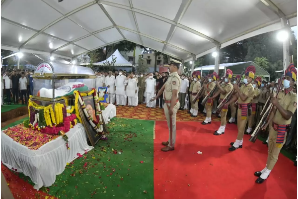 அரசு மரியாதையுடன் புனித் ராஜ்குமார் உடல் நல்லடக்கம் - இறுதிச் சடங்கு புகைப்படங்கள் | Cinema Punith Rajkumar Samugam