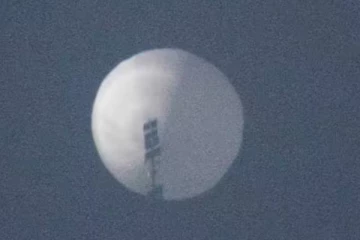 அமெரிக்காவின் வான்வெளியில் பறக்கும் ராட்சத பலூன்