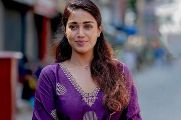 நடிகை நிவேதா பெத்துராஜ் அழகிய candid ஸ்டில்கள்
