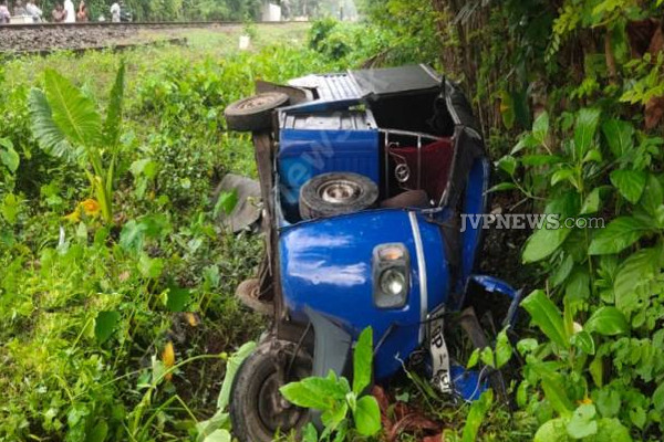 வெலிகம பகுதியில் ரயிலுடன் மோதிய முச்சக்கர வண்டி! பரிதாபமாக உயிரிழந்த சாரதி | Auto Collided With A Train In Weligama Area Died