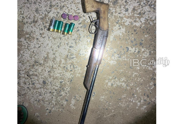 ஆயுதங்களுடன் இருவர் கைது! (படங்கள்) | Recovery Of Weapons In Polanuru ஆயுதங்களுடன் இருவர் கைது! (படங்கள்) | Recovery Of Weapons In Polanuru