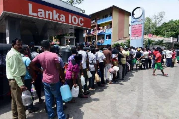 எரிபொருள் வரிசையில் நிற்பவர்களிடம் இப்படியும் வசூல்!