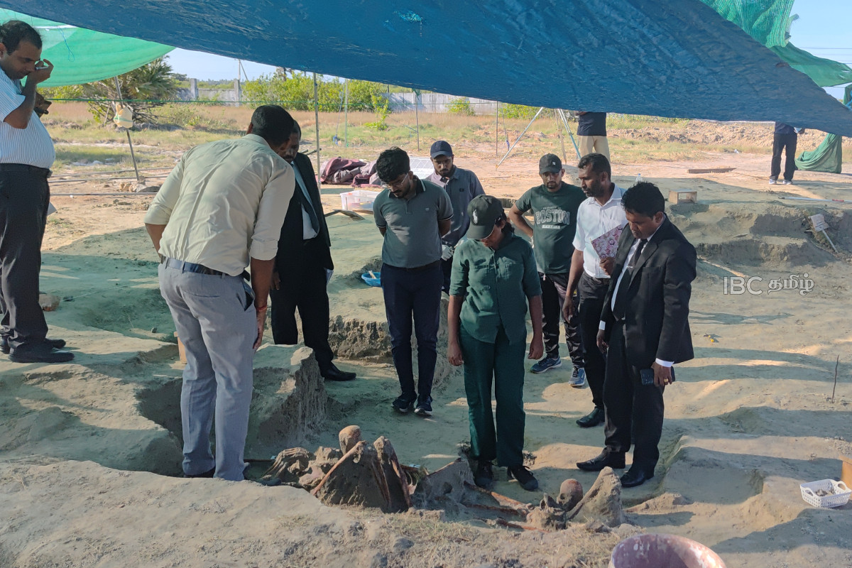செம்மணி புதைகுழி அகழ்வு: இன்றுடன் 318 மனித எலும்புக்கூடுகள் அடையாளம்! | 318 Human Skeletons Found In Jaffna Semmani செம்மணி புதைகுழி அகழ்வு: இன்றுடன் 318 மனித எலும்புக்கூடுகள் அடையாளம்! | 318 Human Skeletons Found In Jaffna Semmani